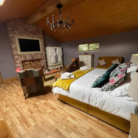 Lodge Harewell Wood
